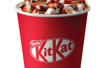 morozhenoe kit kat s toppingom klubnika