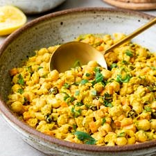 Discover the deliciousness of curried chickpea salad bowls
