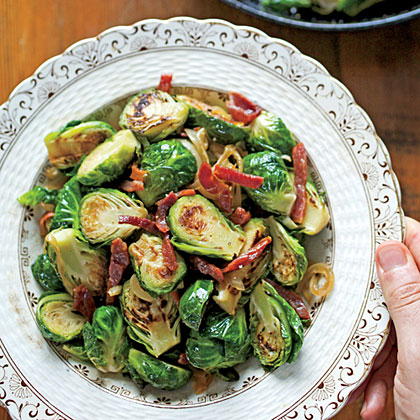 To make this dish, start by preheating your oven to 400°F (200°C). While the oven is heating, prepare the Brussels sprouts by trimming the stems and removing any loose leaves. Place the Brussels sprouts in a large bowl and toss them with olive oil, minced garlic, salt, and pepper. Make sure that each Brussels sprout is well coated with the oil and seasonings.